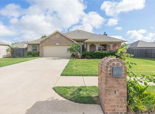 10021 SW 25th St, Yukon, OK 73099