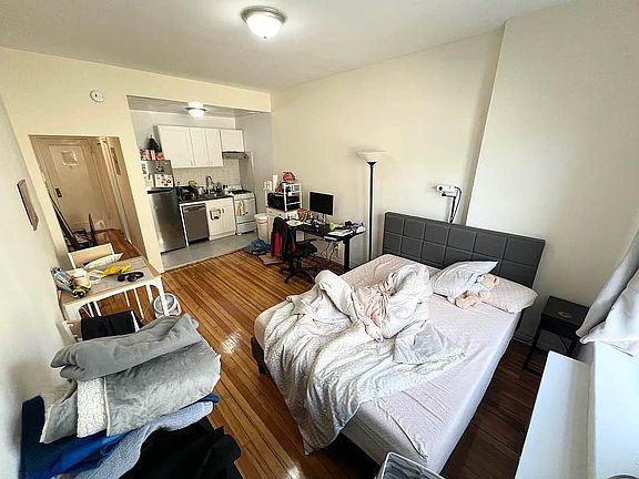 2nd image of 10 W 76th St APT 5A