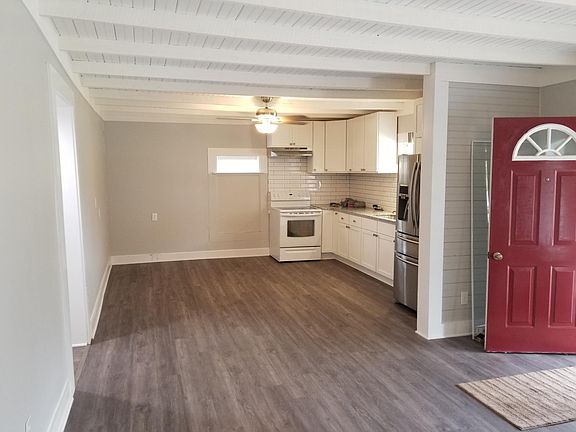 Giant eat in kitchen, granite counter top, new cabinets, large refrigerator