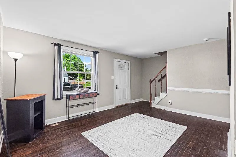 206 E 37th St — Photo 3