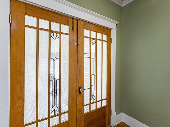 3rd image of 219 Parkington Dr
