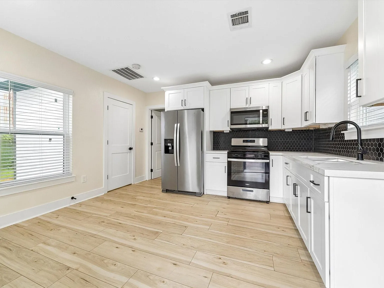 1 bed, 1.0 bath, 500 sqft, $1,100 — Photo 2