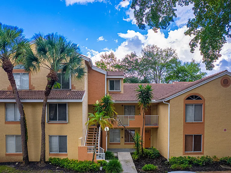 1041 Coral Club Dr #1041 — Photo 1