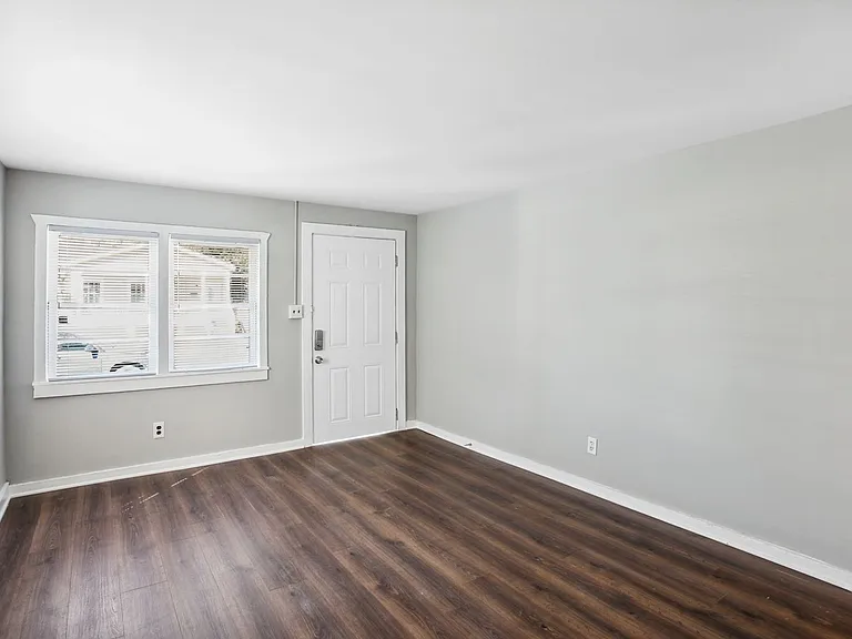 817 W 44th St — Photo 5
