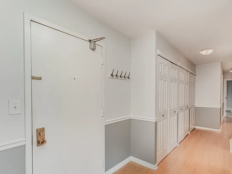 111 S Baybrook Dr — Photo 2