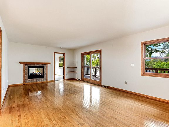 5th image of 727 Riverside Dr N