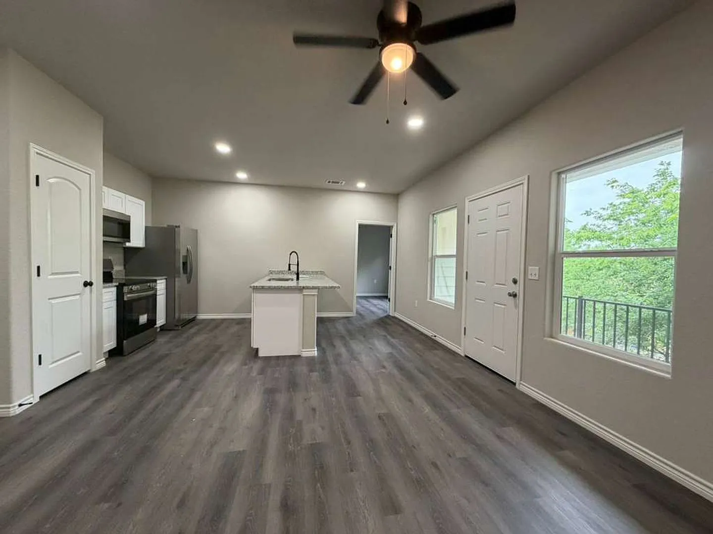 Spacious 2-Story 3BR Apartment Near Shopping, Parks & Major Highways in San Antonio — Photo 1