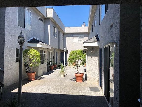 2nd image of 12151 Moorpark St #101