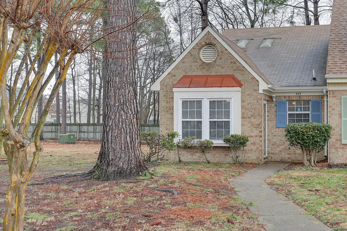 Building Photo - 620 Hollomon Dr