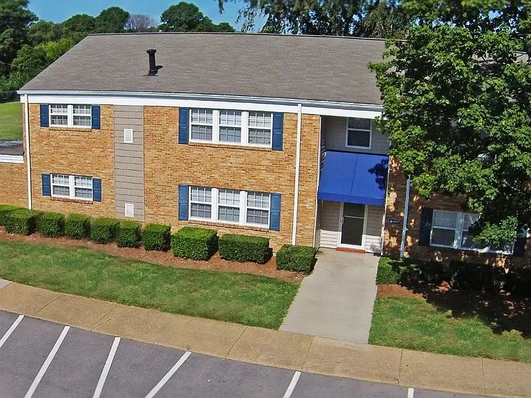 Park Towne Apartments — Photo 15