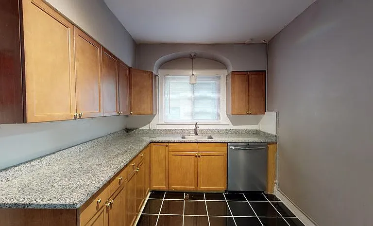 1406 E Genesee St — Photo 2