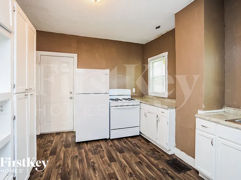 2418 Norton Ave — Photo 7