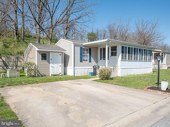 4th image of 689 Lilac Dr