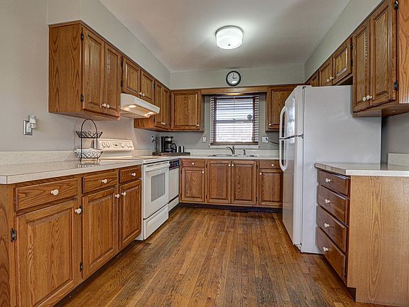 3rd image of 612 Oak St