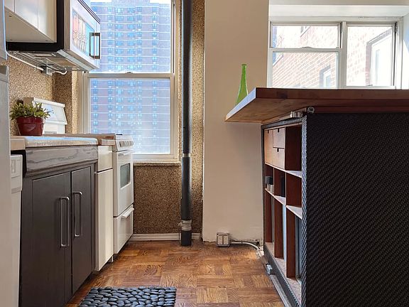 5th image of 500 Grand St APT B11g