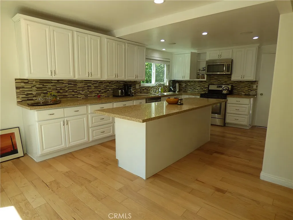 3 bed, 1800 sqft, $5,950 — Photo 3