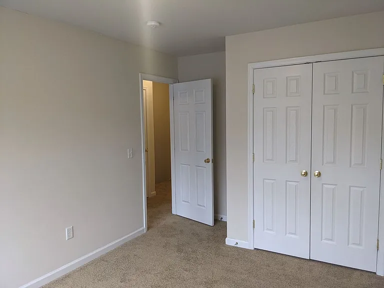 225 Crown Ct — Photo 43