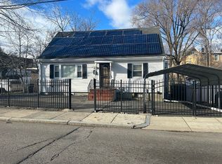 20 Pierce St, Hyde Park, MA 02136