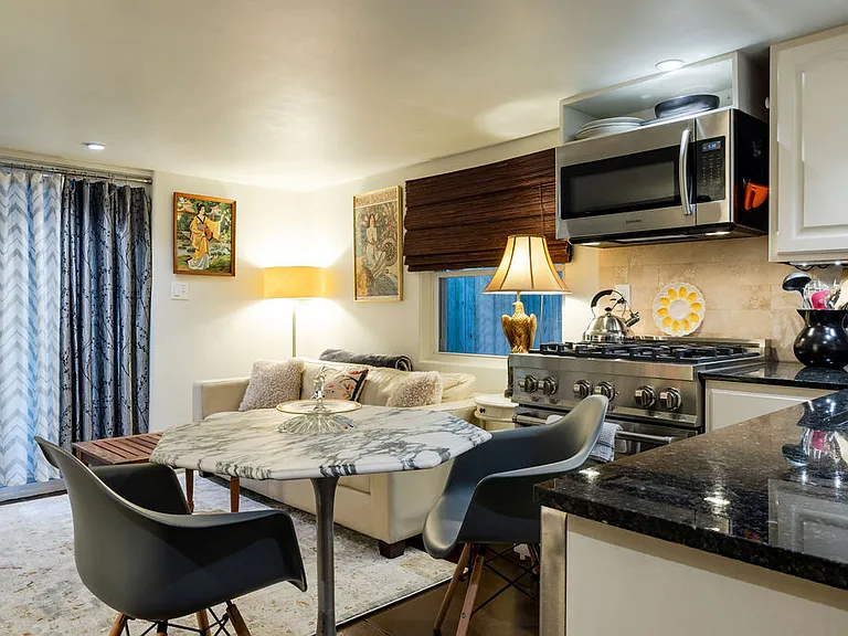 Eat in Kitchen with Full Size Appliances