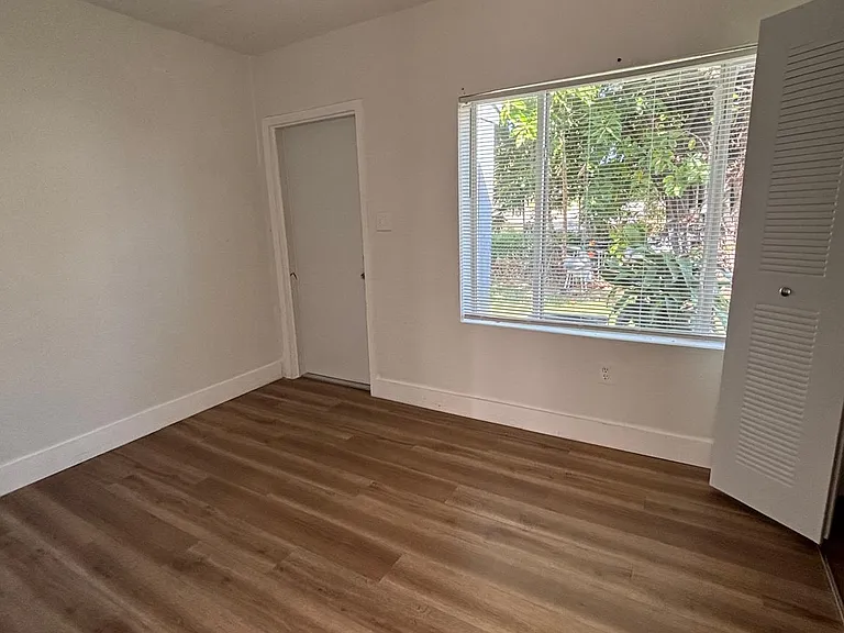 614 NE 3rd St #5 — Photo 2