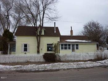 4th image of 945 8th Ave W