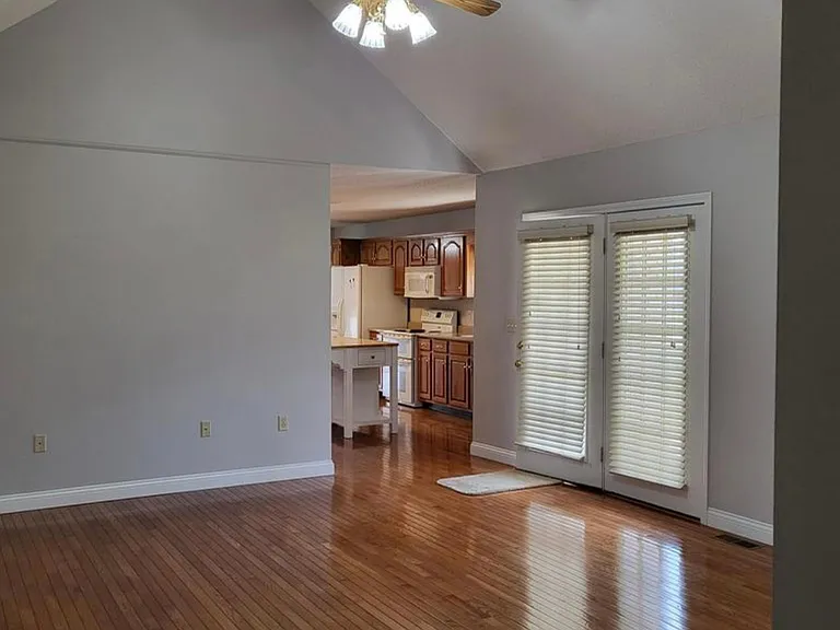 135 Kirkwood Dr — Photo 16