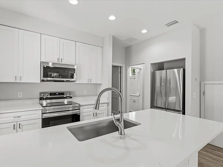 516 SW 7th Pl — Photo 9