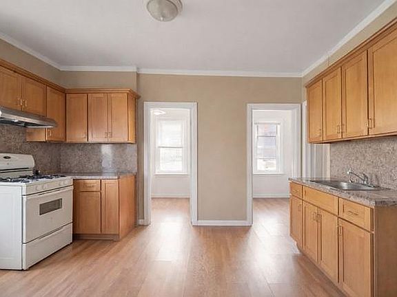 4th image of 2149 W 9th St