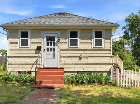 25 Oakdale St, Warwick, RI 02888