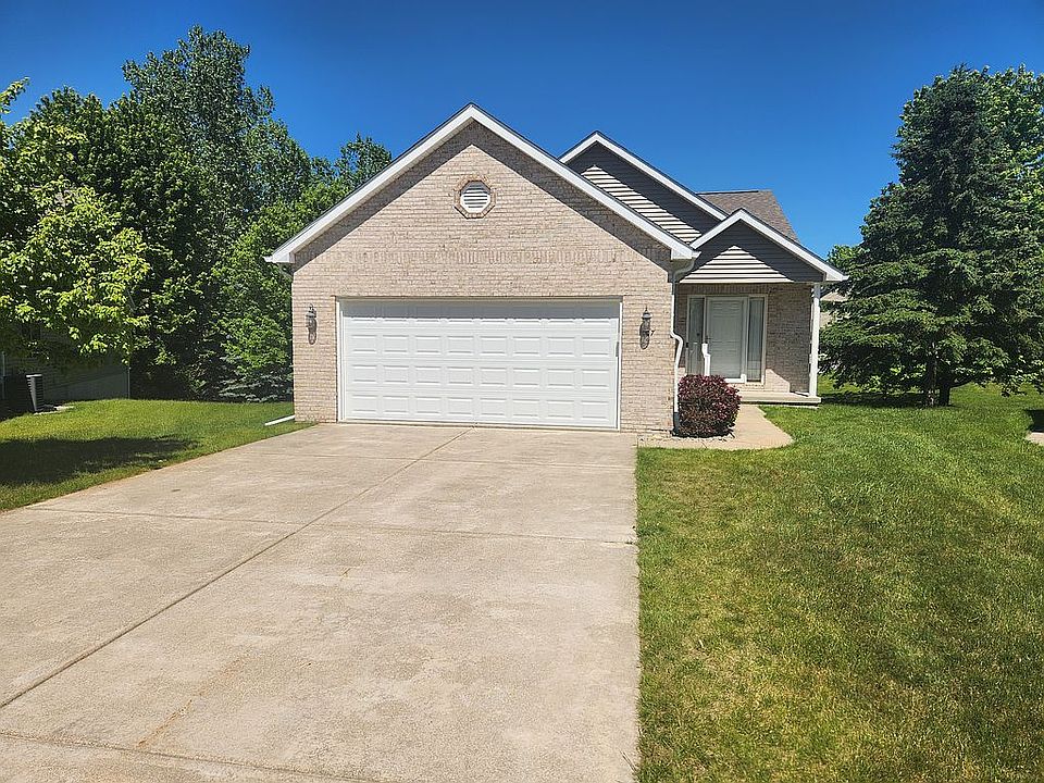 Front of home / 2 car garage