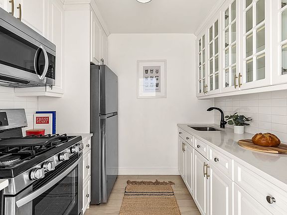 2nd image of 651 Vanderbilt St #R2