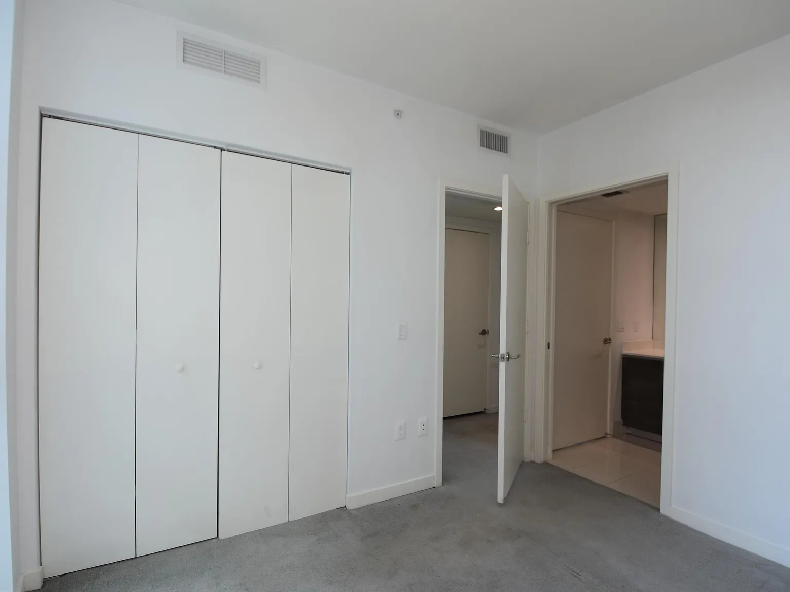 2 bed, 2.0 bath, 910 sqft, $3,900 — Photo 2