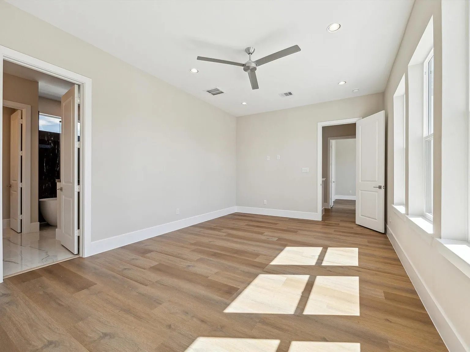 3 bed, 2.5 bath, 1918 sqft, $2,600 — Photo 3