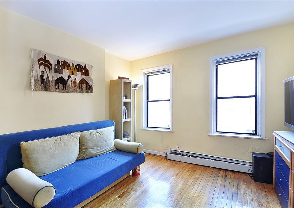 2nd image of 522 W 50th St APT D1