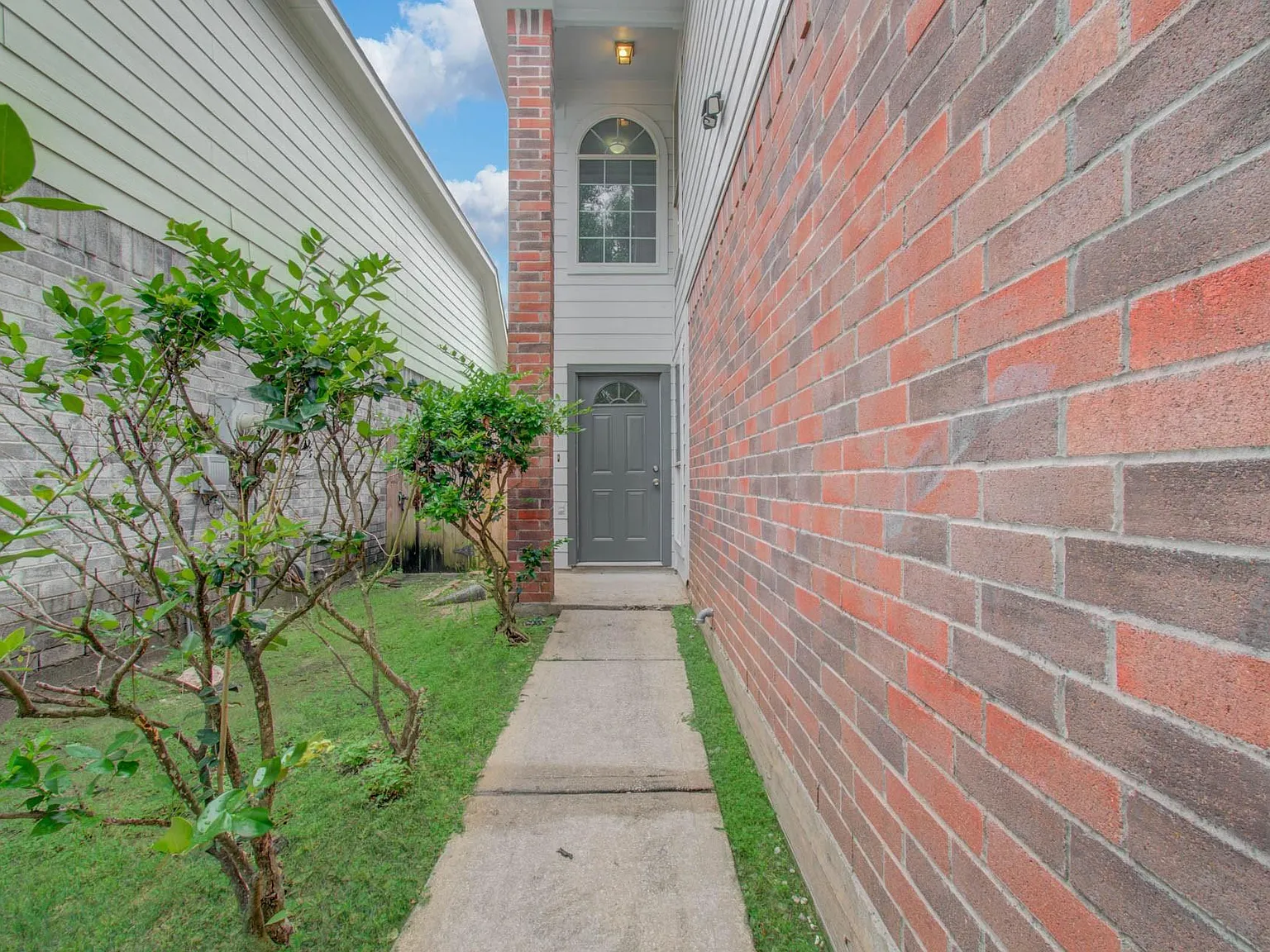4 bed, 2.5 bath, 2098 sqft, $2,000 — Photo 3