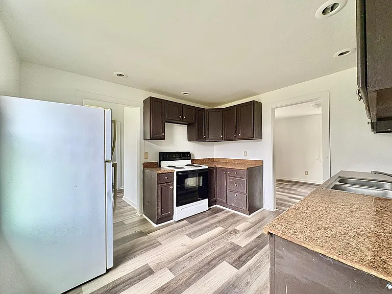 2117 Bertrand St — Photo 10