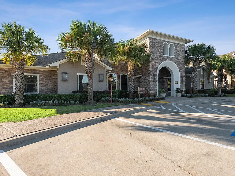 Lakeland Estates Apartment Homes — Photo 22