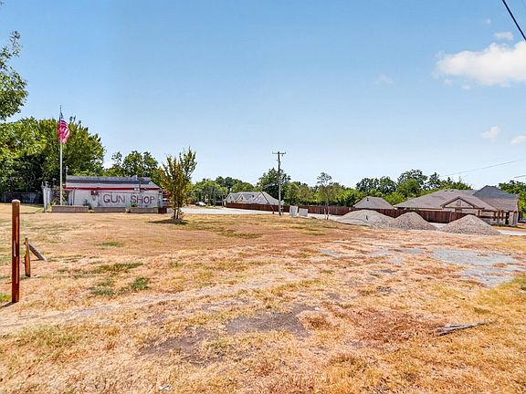 11th image of 2648 W Scyene Rd