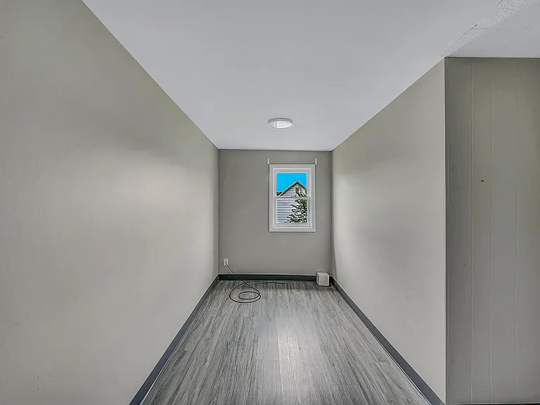 401 McLean St — Photo 5