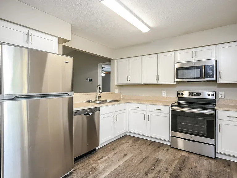 805 Mountbatten Ln — Photo 8