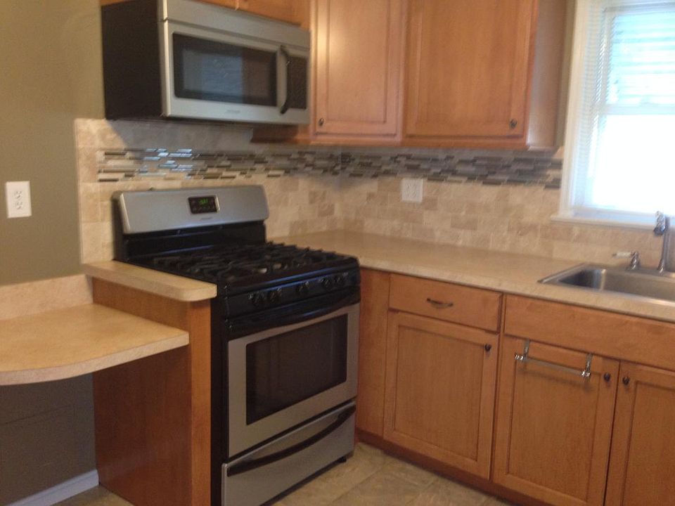 LIMESTONE AND GLASS BACKSPLASH