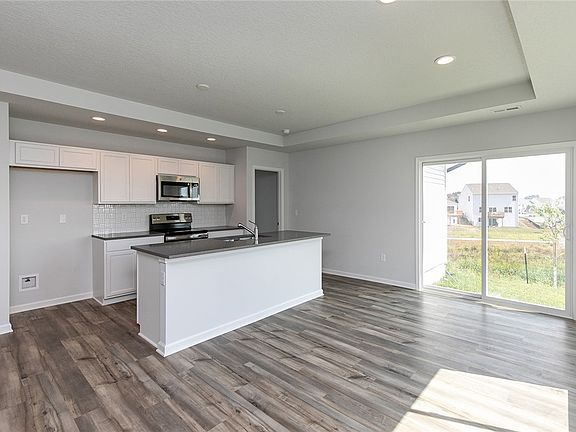 4th image of 890 Aster Dr