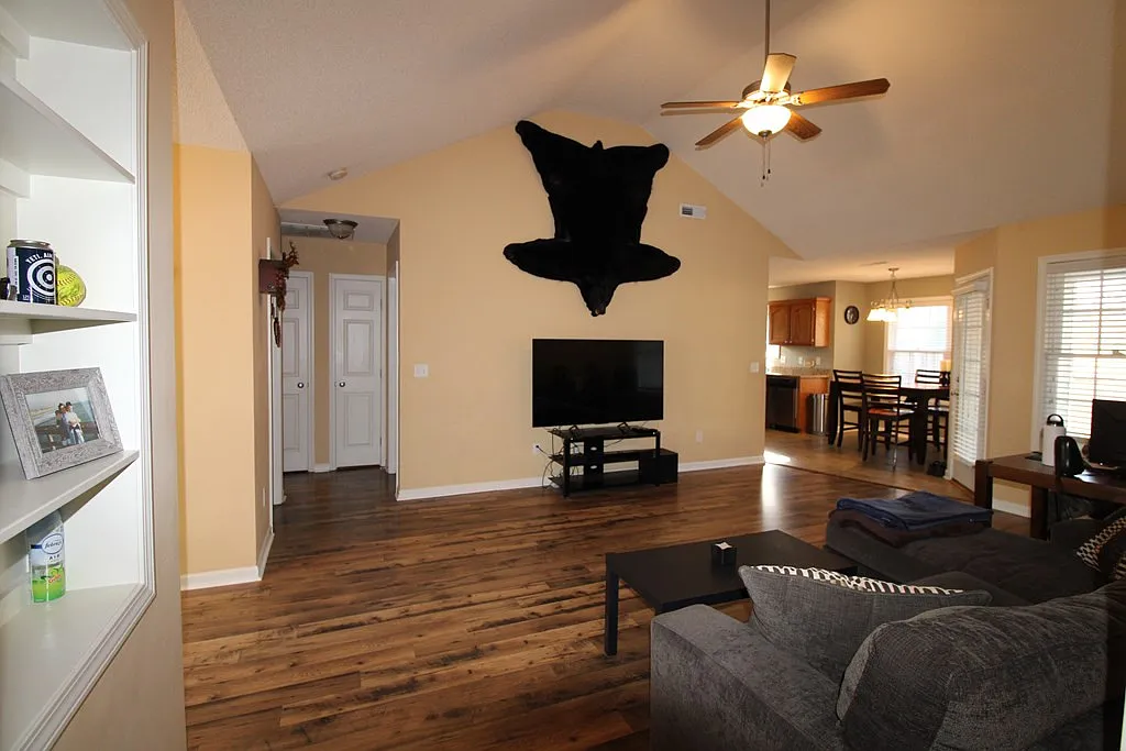 3 bed, 2.0 bath, 1277 sqft, $1,450 — Photo 3