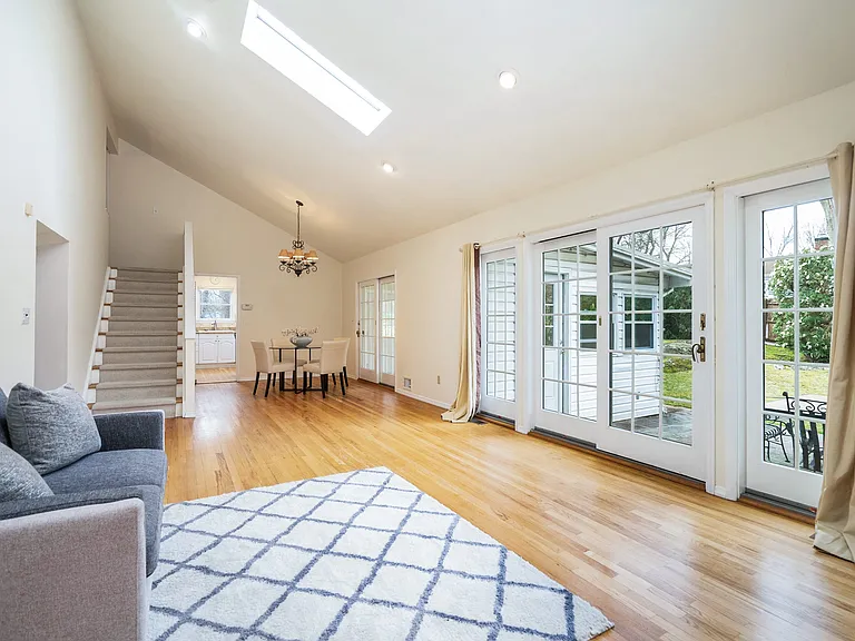 7 Susan Ct — Photo 3