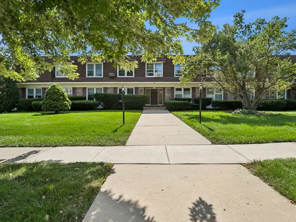 350 Brainerd Ave APT 1B, Libertyville, IL 60048
