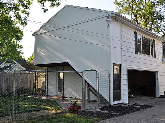 5th image of 406 E Grand River Ave