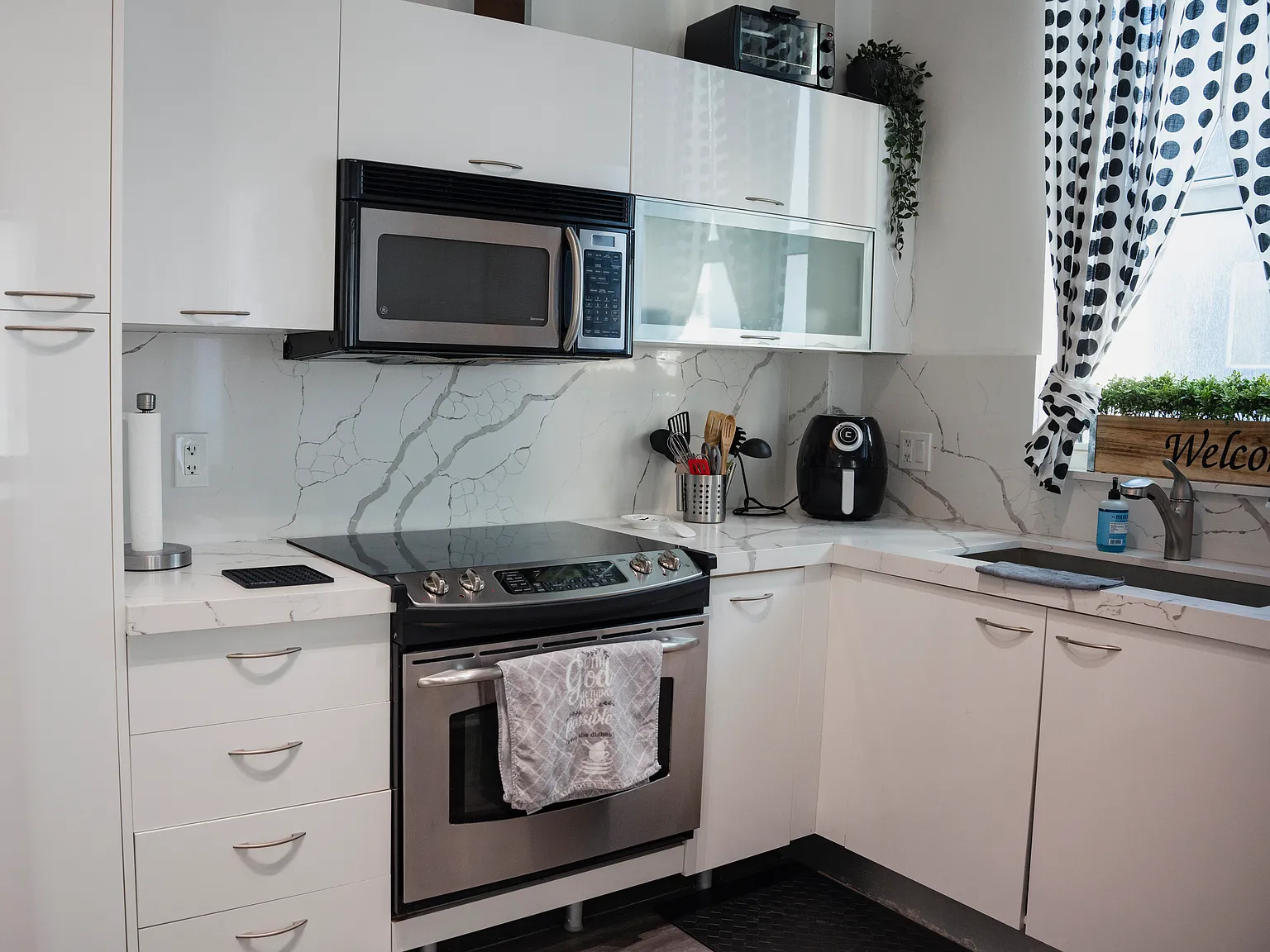 2 bed, 1000 sqft, $3,000 — Photo 2