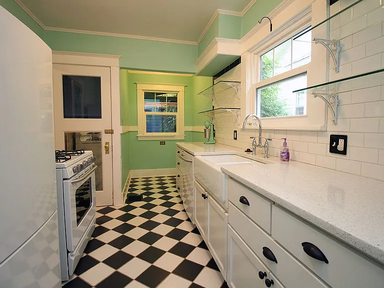 141 NE Bryant St — Photo 10