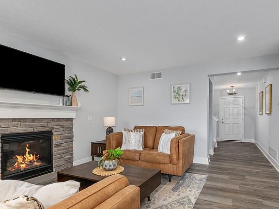 4th image of 7868 High Knoll Dr