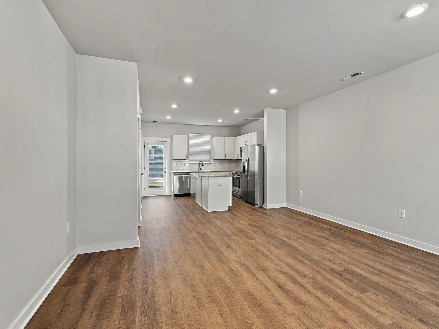 3 bed, 2.5 bath, 1224 sqft, $1,900 — Photo 4
